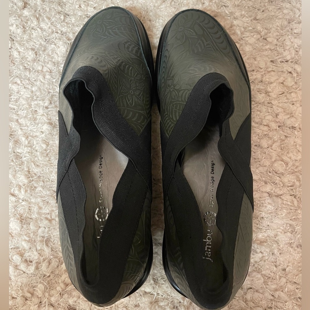 EUC! Jambu Embossed Leather Comfort Sport Wedge Black and Green Slip-On Clogs - Picture 5 of 11